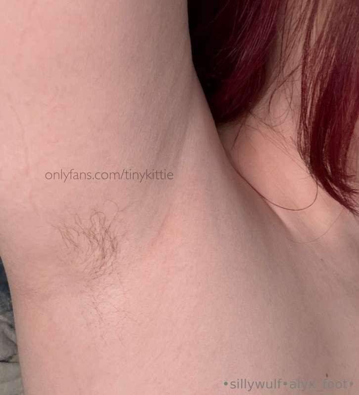 idk if this happens to yall but my left armpit really be spr..