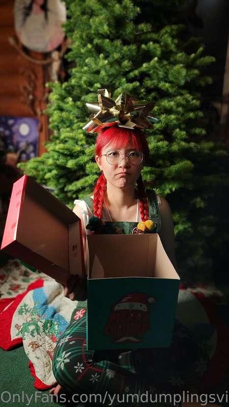 OH NO!!! My Christmas gift box is empty 😕 and the tree has n..
