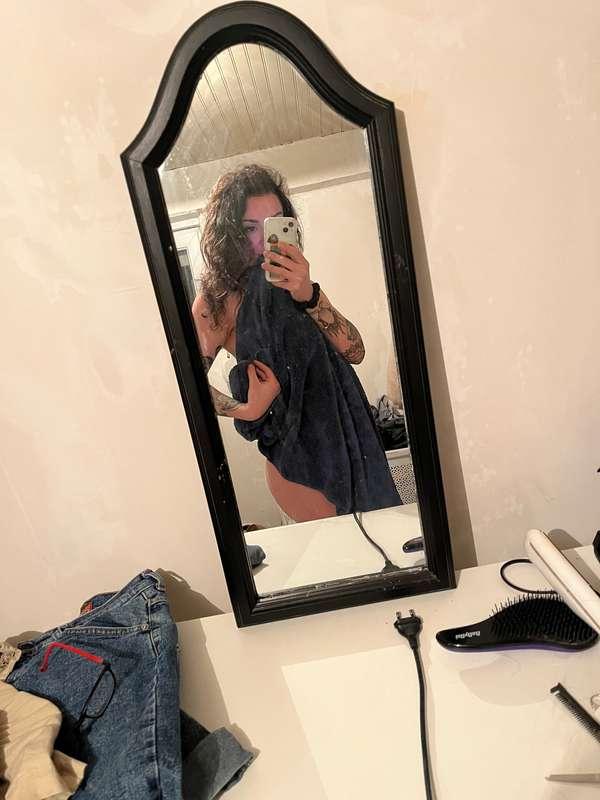 … ou derrière ?