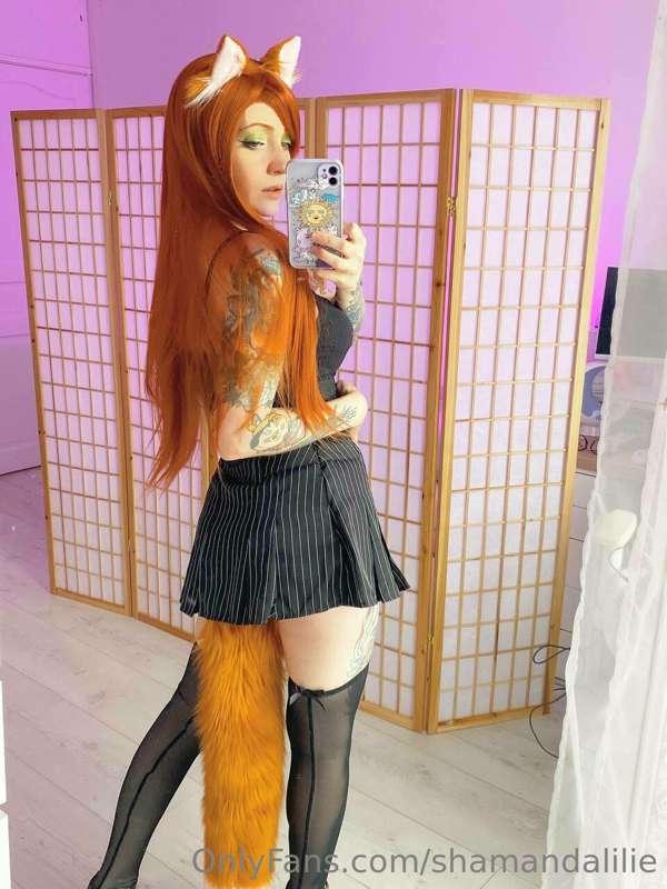 Do you wanna see where my tail begins? 😏