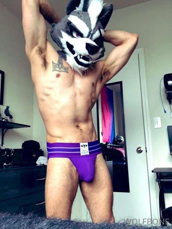 Who’s ready to come sniff this wolf’s gym jock!?