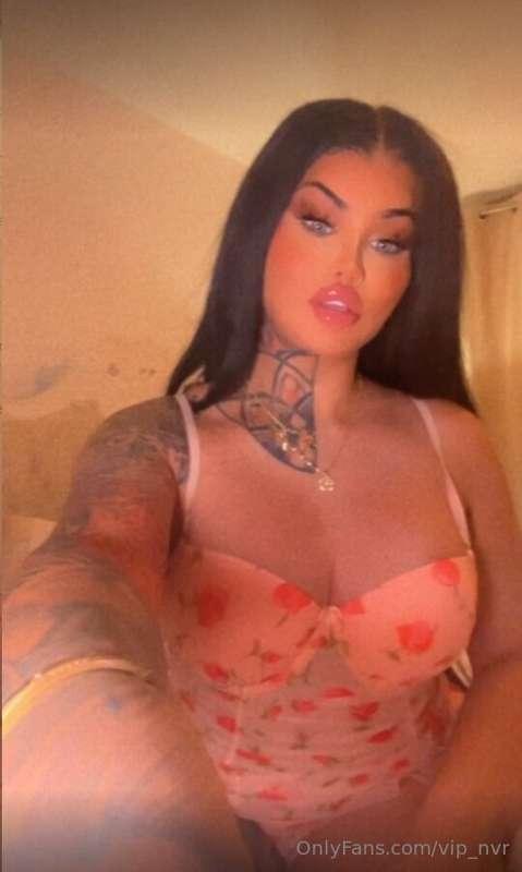 Every glance is an invitation to get closer😉