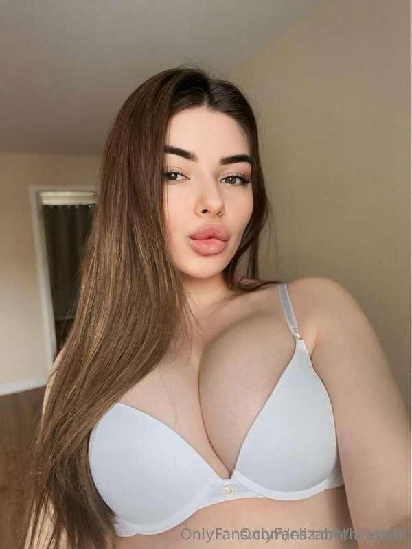 👄FREE SUBSCRIPTION👄  This sexy brunette @kira_vell with perf..