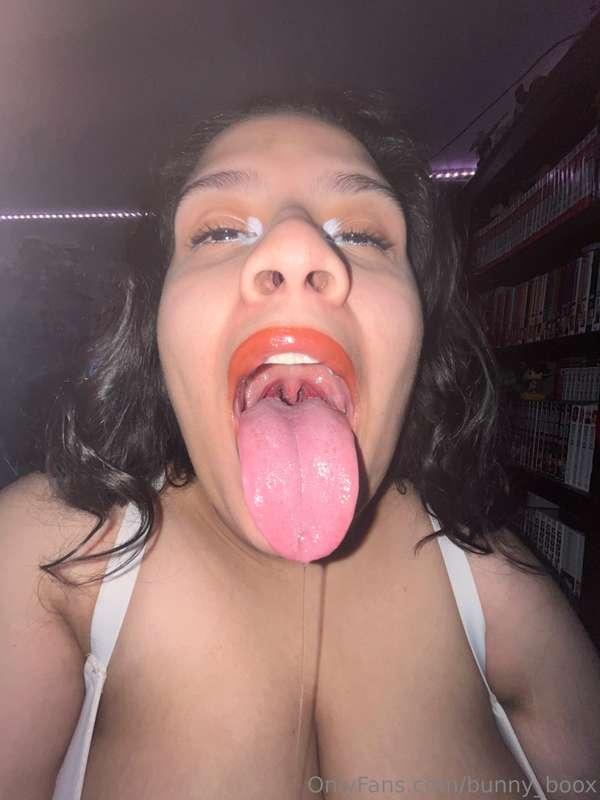 i just love showing off my tongue for you guys!! (∩˃ω˂∩)