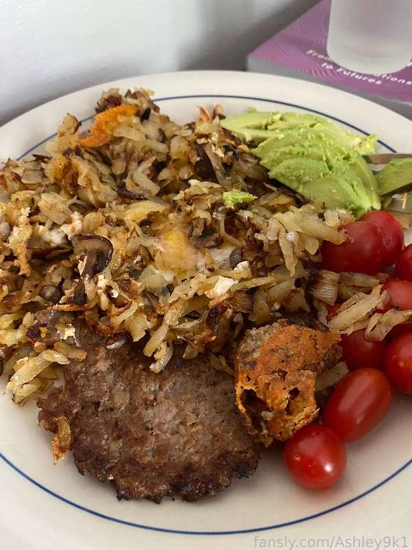 alsooo happy pride month lol 😘 i'm proud of my queerness, and my transness, and the beautiful life i've built with my partner; i'm proud of my body, and my mind, and my work, both pornographic and otherwise. and i'm especially proud of these hashbrowns i made for brunch 😋🍴🏳️‍⚧️🌈

#trans #joy #domestic #queer #pride #housewife #transfem #lgbt #cooking #tights #ootd #fitcheck