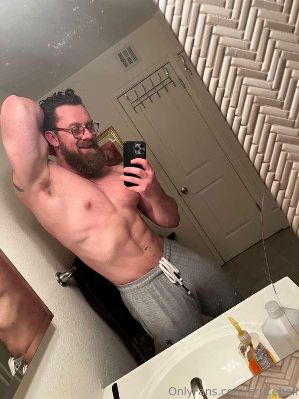 Yoooo you sexy people! About to go LIVE again! Be sure to tu..