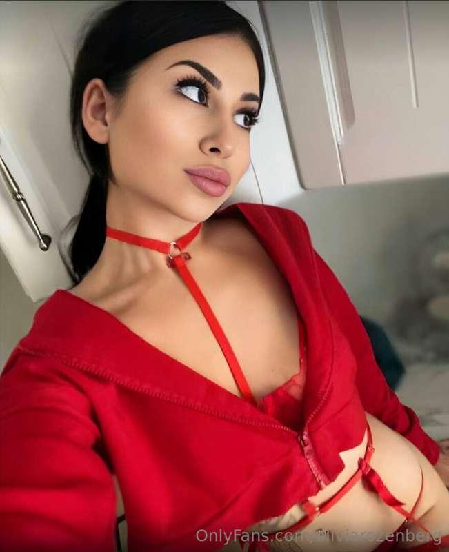 This hot brunette @tinymia6666 dreams of getting fucked righ..
