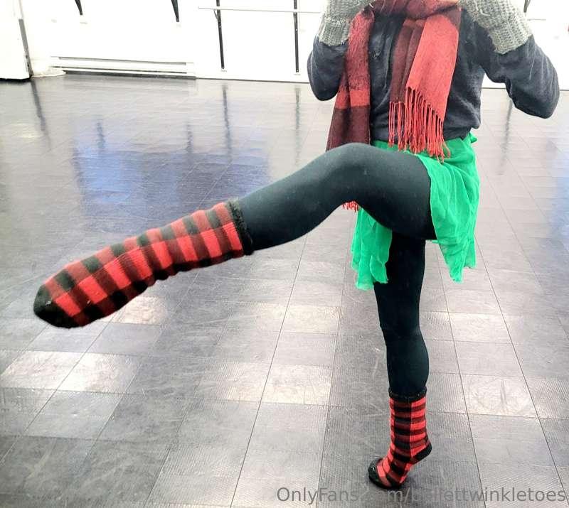 Ballet class Christmas outfit 🎄🩰 with the fluffiest socks🧦