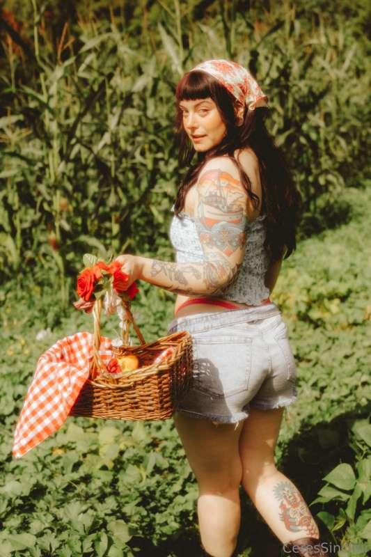 follow the farmer’s daughter out into the field 🌽🍄🌾part 1/2 ..