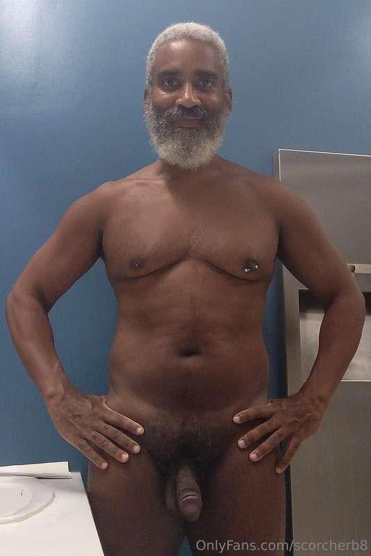 Tummy Tuesday!  #beard #musculardaddy #gay #feet #gaycruisin..