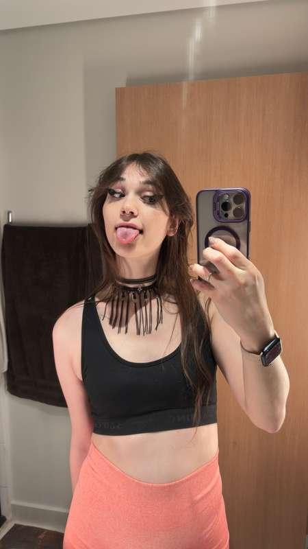 Where do you want this tongue right now😜