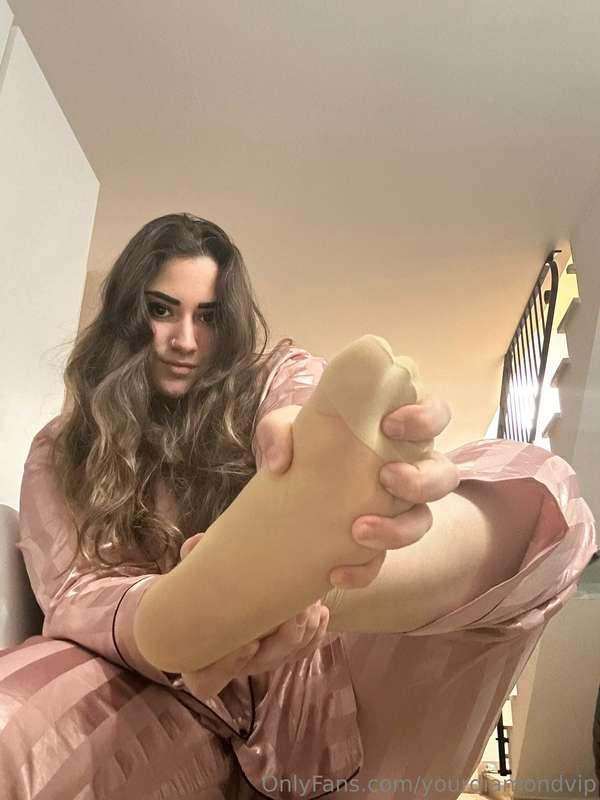 I love watching you admire my feet😊, you can smell my nylon ..