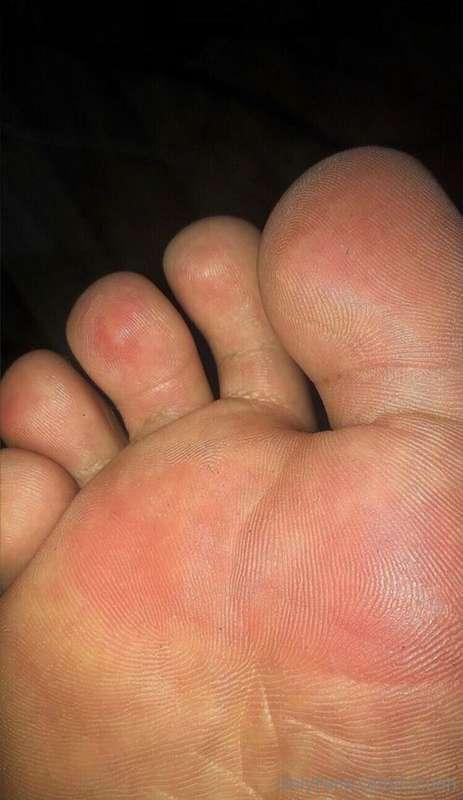 🇺🇸 Come lick the feet of your prince.🇧🇷 Vem lamber os pés do..