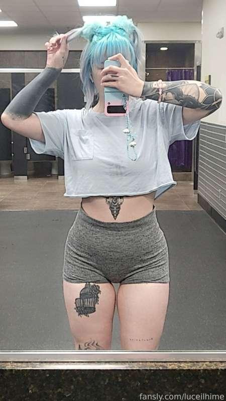 Goodmorning ! I'm at the gym 💙

#fyp #gym #fit #workout #alt #mommy #curvygirl #tattoos #short-haired #cute 