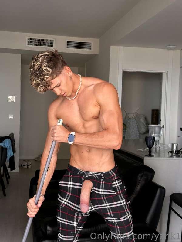 🇺🇸 Who wanna help me clean my house ?🤭😍 
〰️
🇪🇸 Quien quiere ..