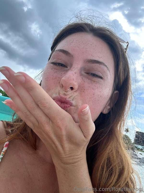 Living my best life on vacayyyy! 🌞🩷 leave me some tips and c..