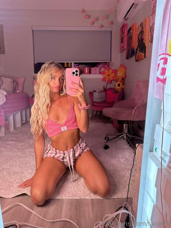 Sitting here, all pretty and ready. Come tell me what to do ..
