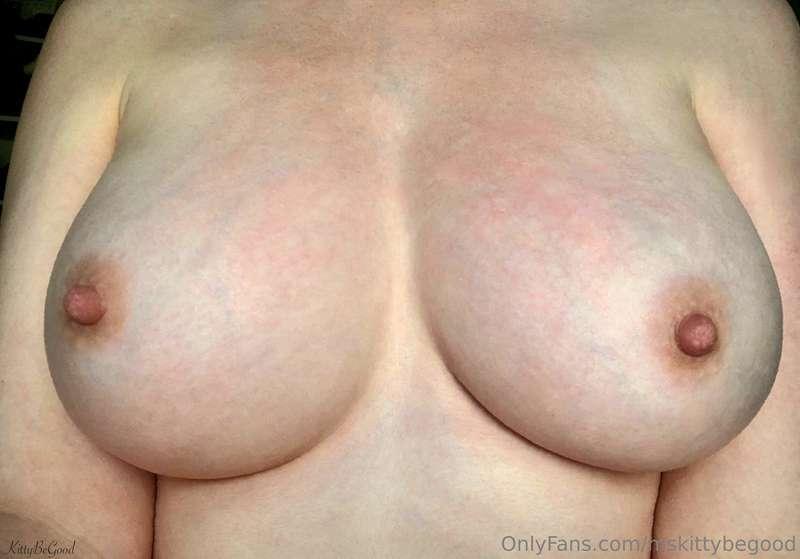 Happy Titty Tuesday & happy holidays babes! 🎄