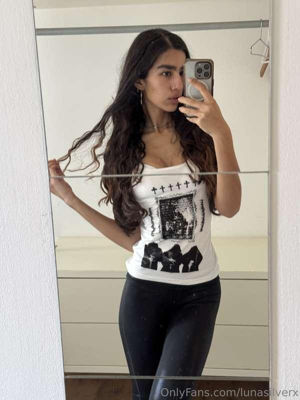 If you guess what my top is about, you get a little gift 🖤
