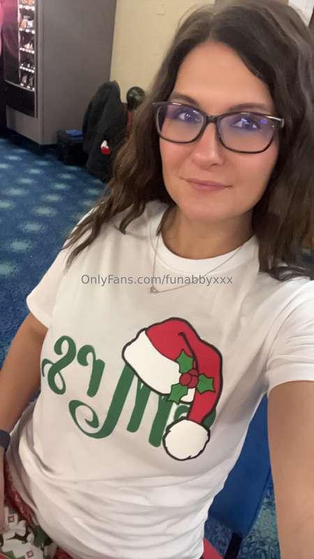 Who wants to buy this sexy MILF a drink on this fun Friday 