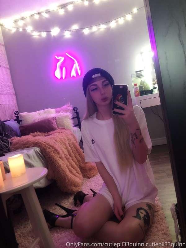 all alone playin around in my boring asss room 😕 who’s comin..