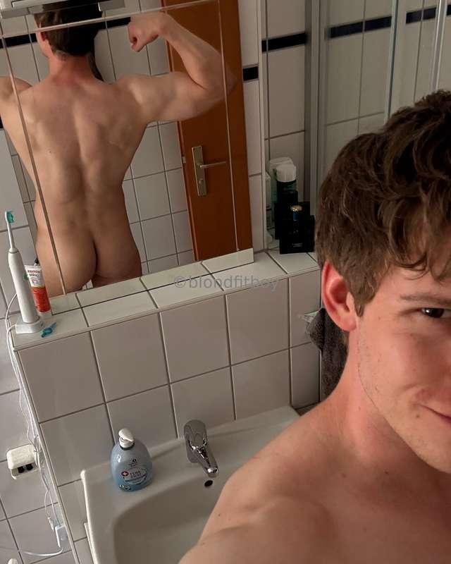 Back from the gym and still sweaty. Do you mind? 👀😜