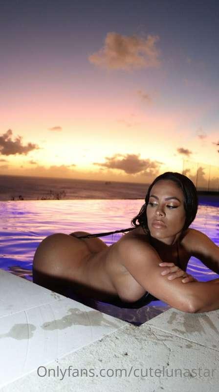 What's prettier the view or me