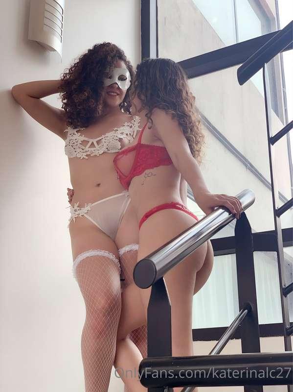 Estas escaleras son las más sexys si me acompaña @dannafoxxx..