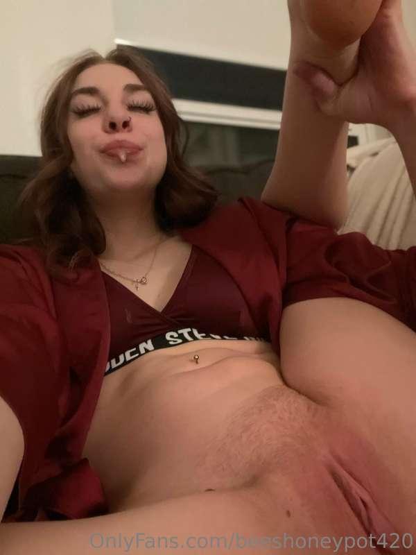 Super horny this afternoon so here’s a pic of my pussy, mess..
