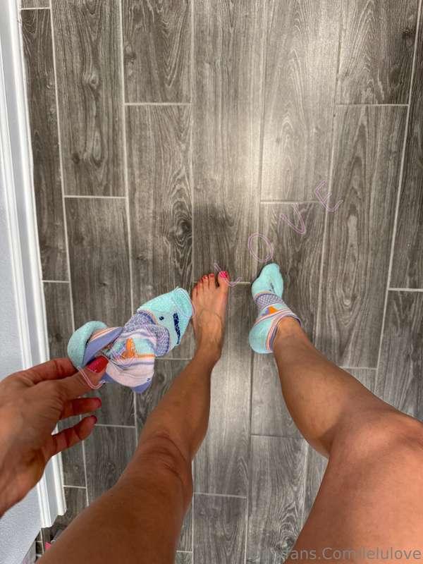 Who's gonna let me shove my socks in their mouth?? 🧦😈