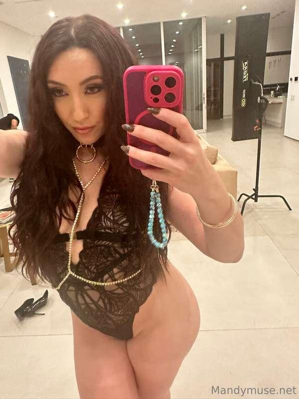 Do you like when I'm NAUGHTY or ------> NICE?? 