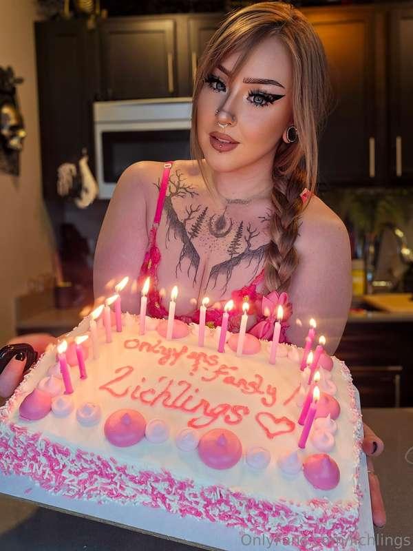 Today is my birthday!! 🎉🎈🎊🥳 And as promised: 🎂 ***CAKE SITTI..