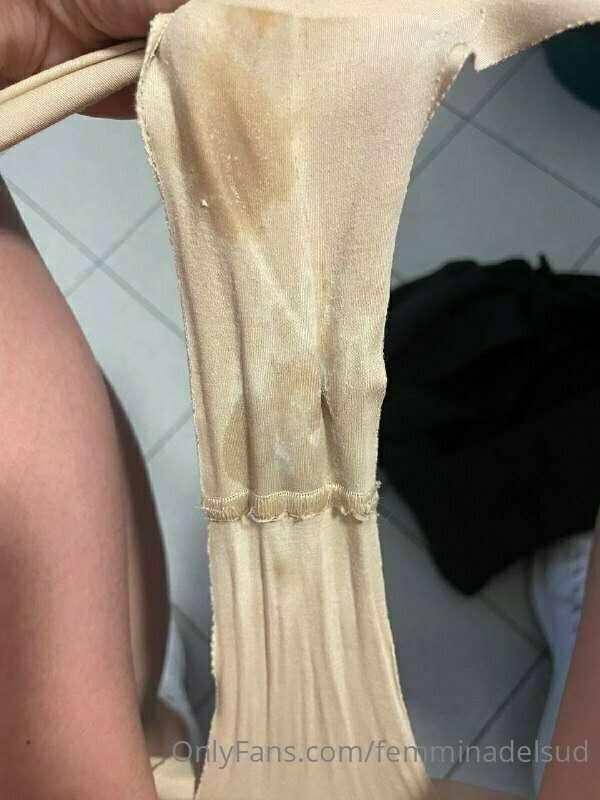 Ecco qui le foto delle mutandine che ho ora indosso, tra un ..