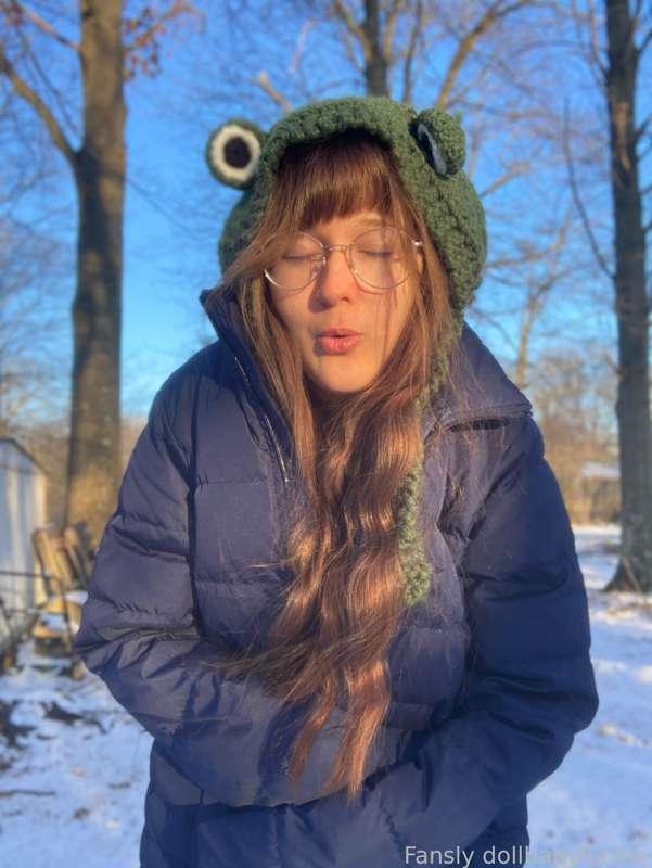 it was so cold today, I thought my cherries were gonna fall off!


#fyp #cute #girlnextdoor #bangs #glasses #allnatural #innocent #petite #longhair