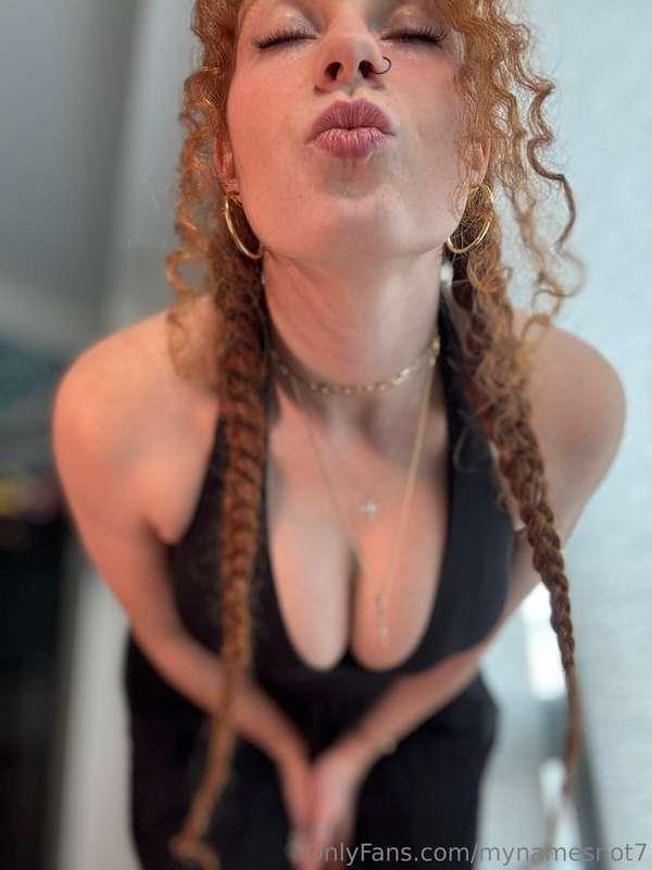 Annnnd here’s a lil goodnight smooch 😘😘😘
