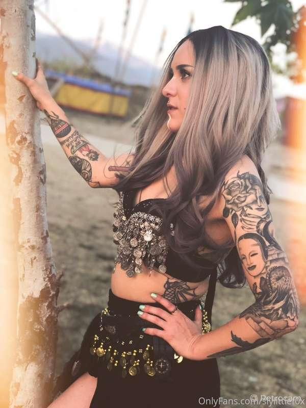 Sharing these throwbacks from the Ren faire because I miss g..