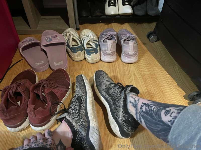 I’m selling lovingly worn shoes, socks, & panties 
Dm to pur..