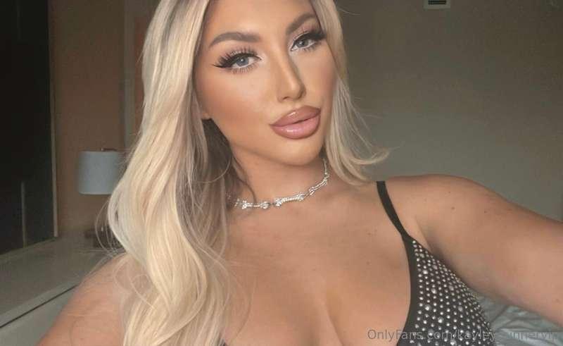 Can I be your Saturday night plans? 💕