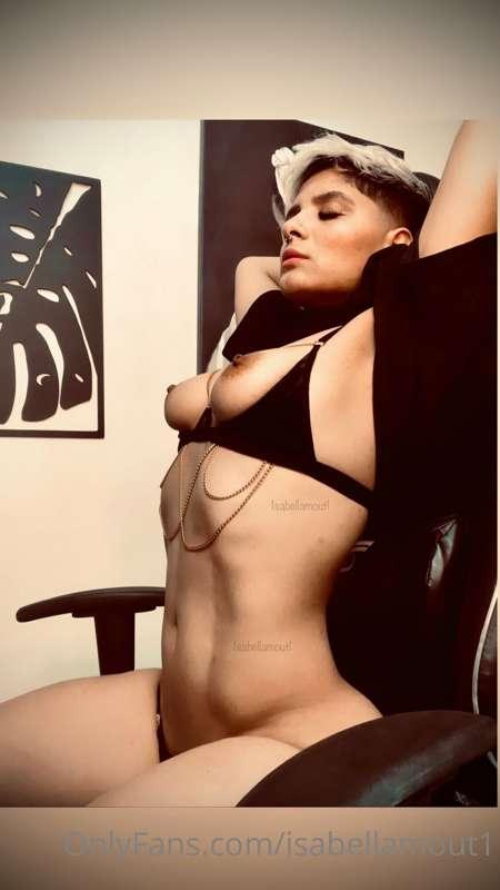 Teach me to be a good girl
Enséñame a ser una buena chica