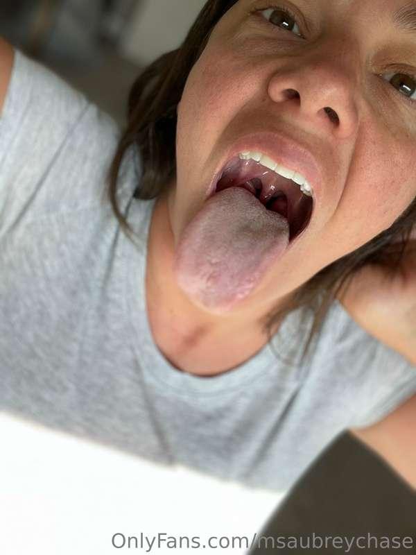 hello there. 👅👋🏼