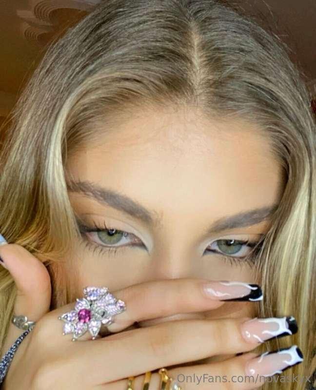 **A captivating look that can go crazy** 💚💙💫