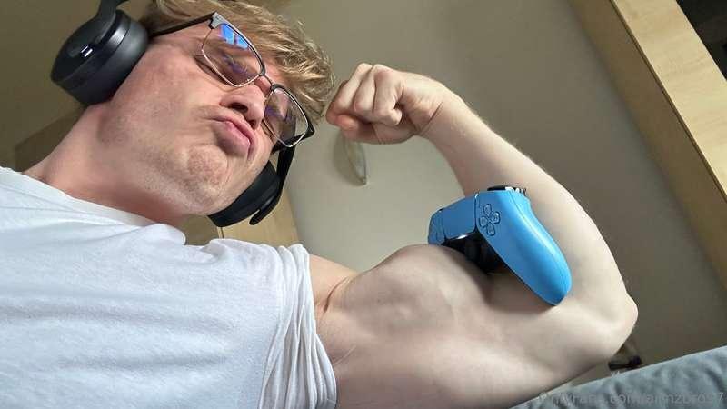 CRUSH IT with those big fucking biceps!💪