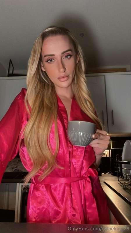 Good morning you sexy people , happy Sunday ☕️ what u up to ..