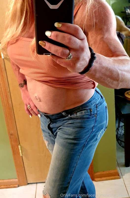 laceys_muscular_calves image #0