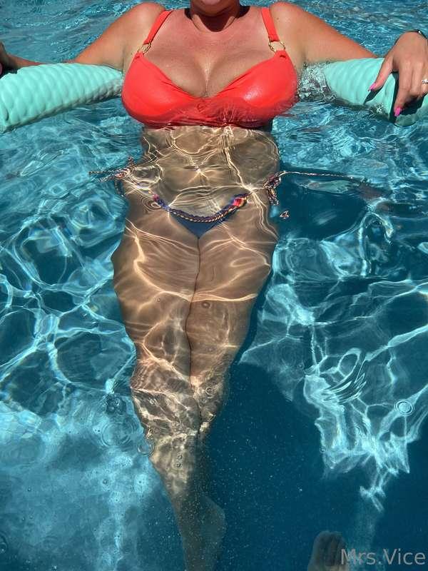Getting to enjoy a relaxing day at the pool 😎