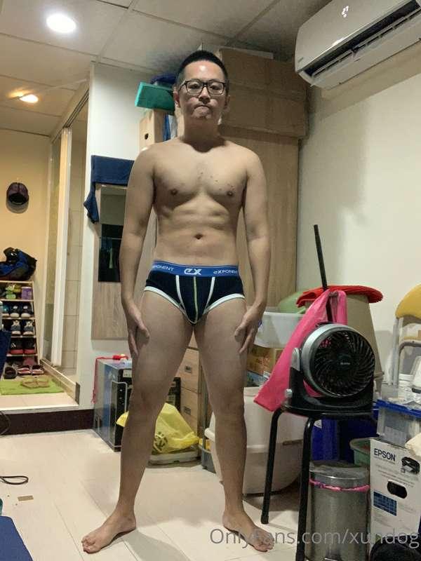很少穿這種內褲 不知道好不好看 不然平常都是套了件短褲就出門了🥺