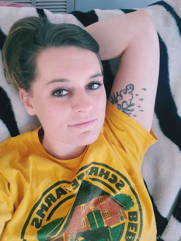 Taking some time to relax in my Schrute Farms shirt. 😍💛 Anyo..