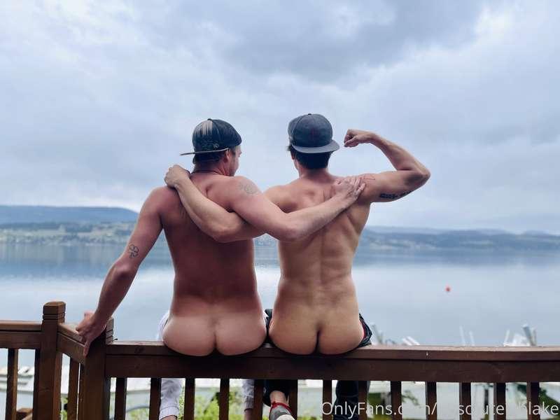 Just sitting on some wood with my bestie @lloydseye 😜😂🥵