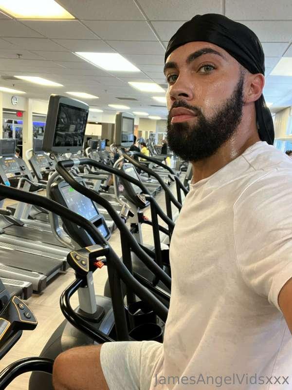 Been putting in work at the gym… wanna see the results? 🍑😏