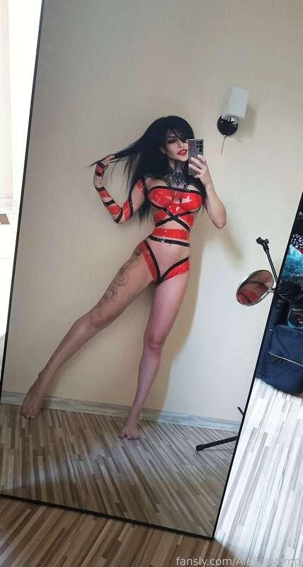 I really love experimenting with new looks🔞. By the way, this is a very popular character. can you guess? 😛😛

Will you write your guesses under this photo?😃😈


#fyp #alt #goth #bigtits #tattoos #cosplay #bdsm #mistress #footfetish #brunette